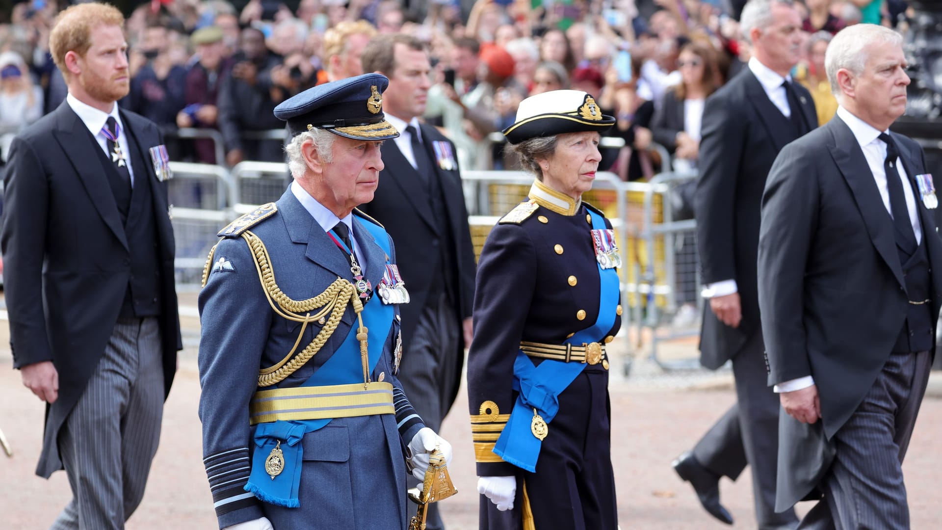 Familienaufstellung beim Trauerzug: Prinz Harry, König Charles III., Peter Phillips, Prinzessin Anne und Prinz Andrew.