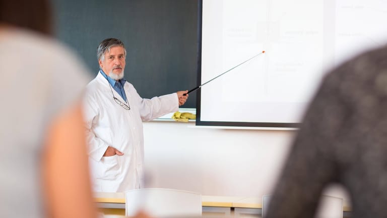 Ein Chemieprofessor in einem Hörsaal (Symbolbild): Studienzeiten können bei der Rente angerechnet werden.
