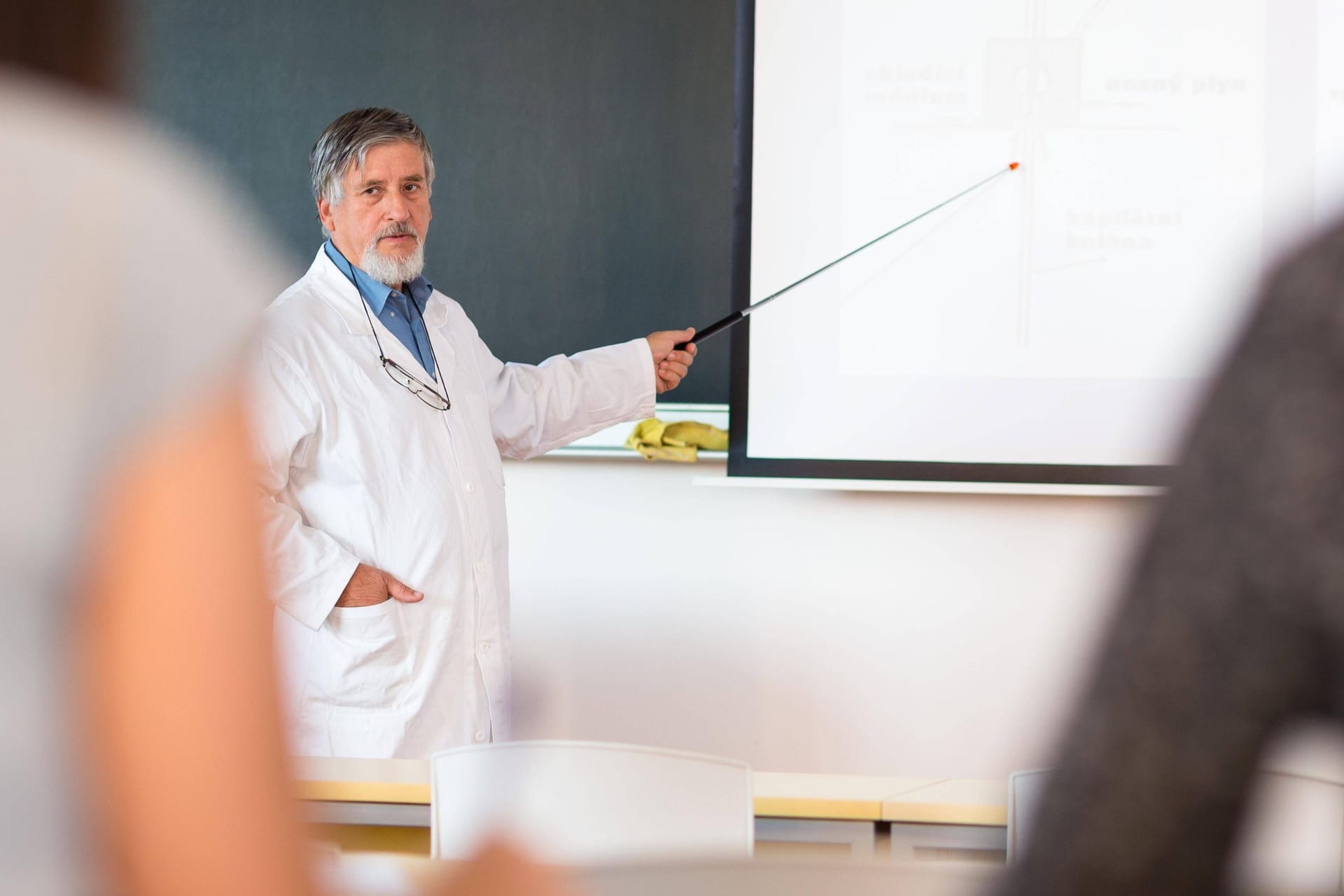 Ein Chemieprofessor in einem Hörsaal (Symbolbild): Studienzeiten können bei der Rente angerechnet werden. Ein Chemieprofessor in einem Hörsaal (Symbolbild): Studienzeiten können bei der Rente angerechnet werden.