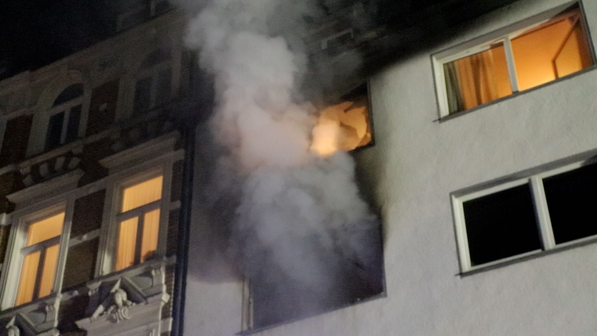 Wohnungsbrand in der Altstadt: Vier Menschen mussten aus der in Vollbrand stehenden Wohnung gerettet werden. Wohnungsbrand in der Altstadt: Vier Menschen mussten aus der in Vollbrand stehenden Wohnung gerettet werden.