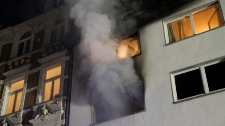 Wohnungsbrand in der Altstadt: Vier Menschen mussten aus der in Vollbrand stehenden Wohnung gerettet werden.