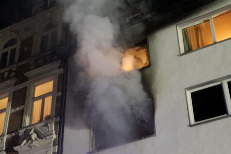 Wohnungsbrand in der Altstadt: Vier Menschen mussten aus der in Vollbrand stehenden Wohnung gerettet werden.