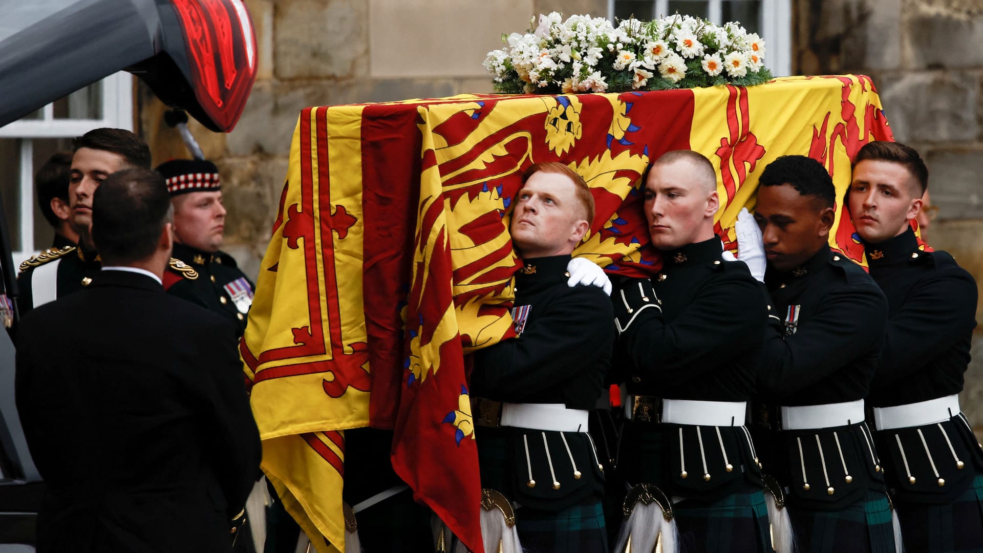 Der Sarg der Queen ist in Edinburgh angekommen.