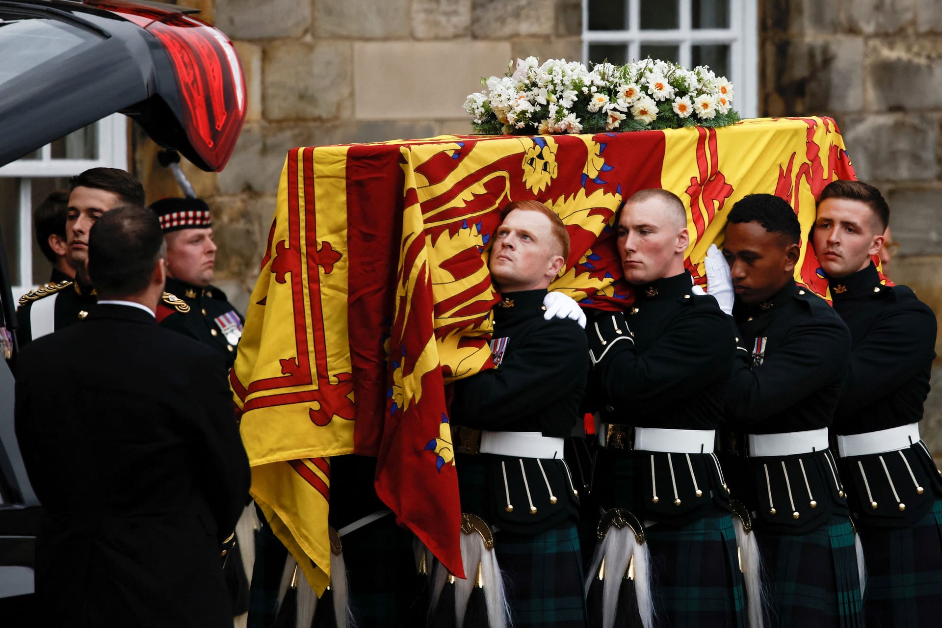 Der Sarg der Queen ist in Edinburgh angekommen.