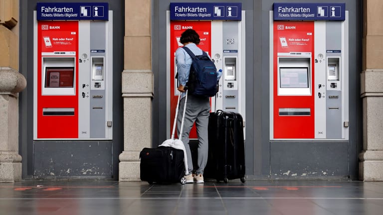 Überraschung am Fahrkartenautomaten: Für Zugtickets müssen Fahrgäste in Zukunft tiefer in die Tasche greifen.