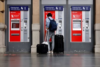 Überraschung am Fahrkartenautomaten: Für Zugtickets müssen Fahrgäste in Zukunft tiefer in die Tasche greifen.