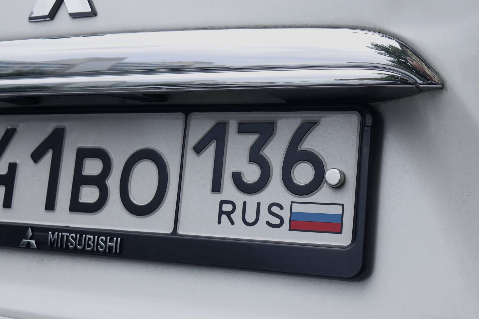 Russisches Nummernschild: Eine Zahlenkombination am rechten Rand verrät die Herkunfts-Region.