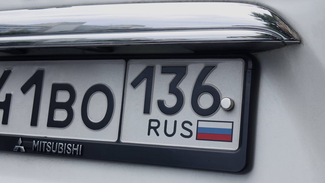Russisches Nummernschild: Eine Zahlenkombination am rechten Rand verrät die Herkunfts-Region.