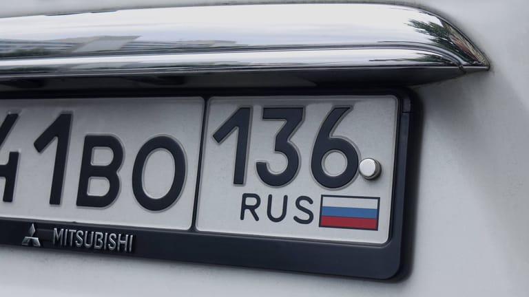 Russisches Nummernschild: Eine Zahlenkombination am rechten Rand verrät die Herkunfts-Region.