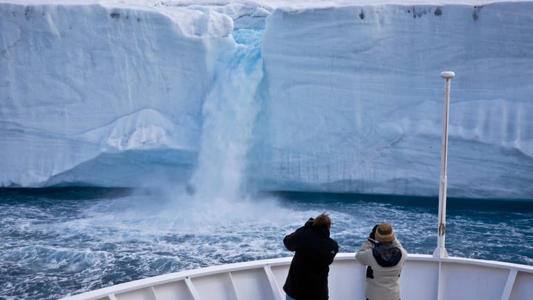 Ganz nah dran: Im Rahmen von Expeditionsfahrten können Interessierte den Gletscher aus nächster Nähe bewundern.