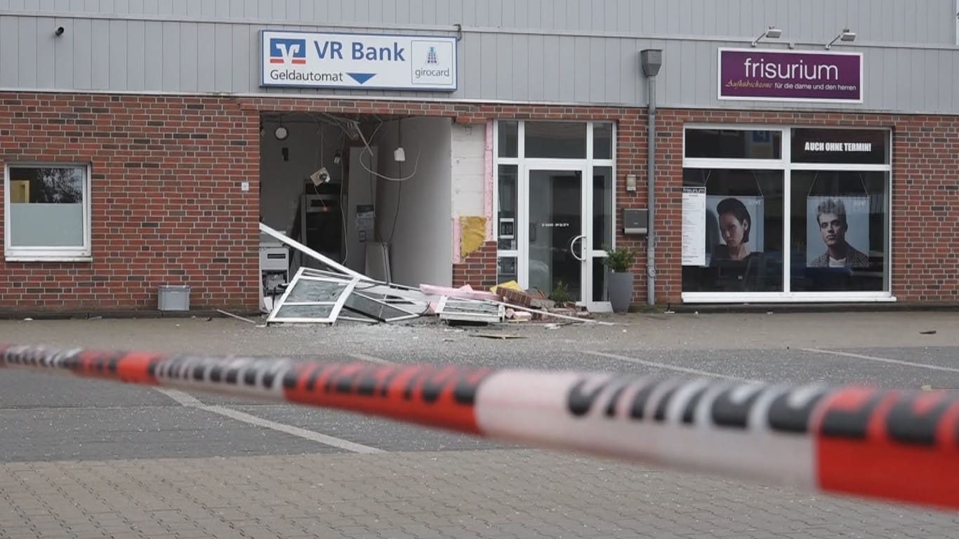 Die Bankfiliale in Wildeshausen ist vollkommen zerstört. Die Polizei hat die Ermittlungen aufgenommen.