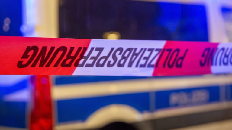Polizeiabsperrung vor einem Einsatzwagen der Polizei (Symolfoto): Opfer und Täter kannten sich offenbar.