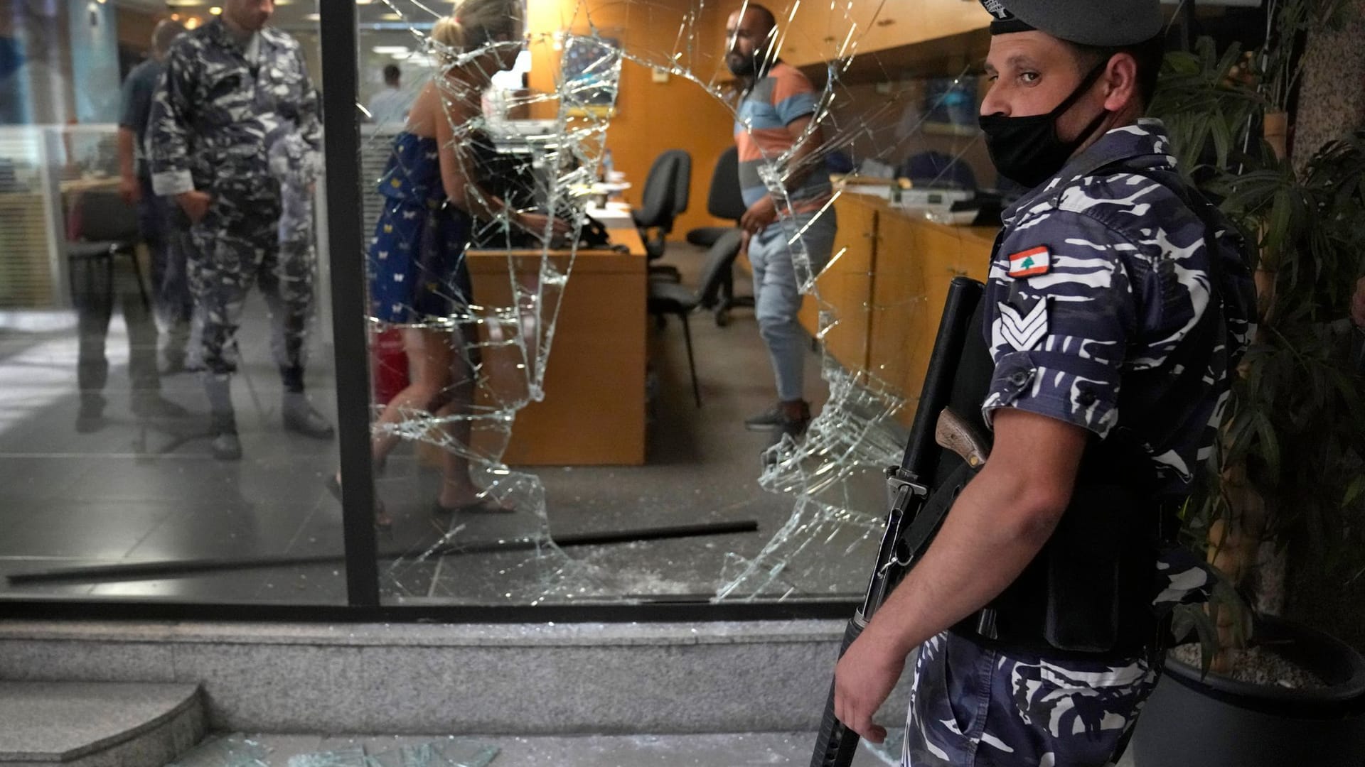 Mann erpresst in Bankfiliale im Libanon Geld Mann erpresst in Bankfiliale im Libanon Geld