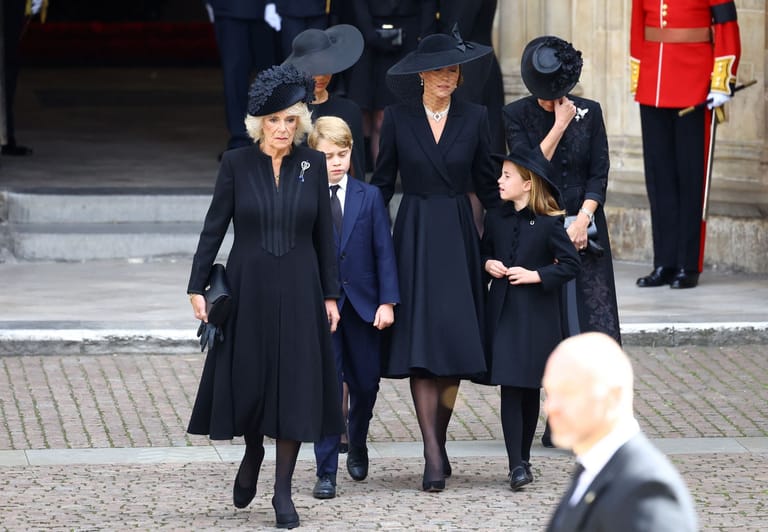 Königsgemahlin Camilla, Prinz George, Prinzessin Charlotte, Catherine, Prinzessin von Wales, Meghan, Herzogin von Sussex, und Sophie, Gräfin von Wessex, verlassen die Westminster Abbey nach der Trauerfeier.