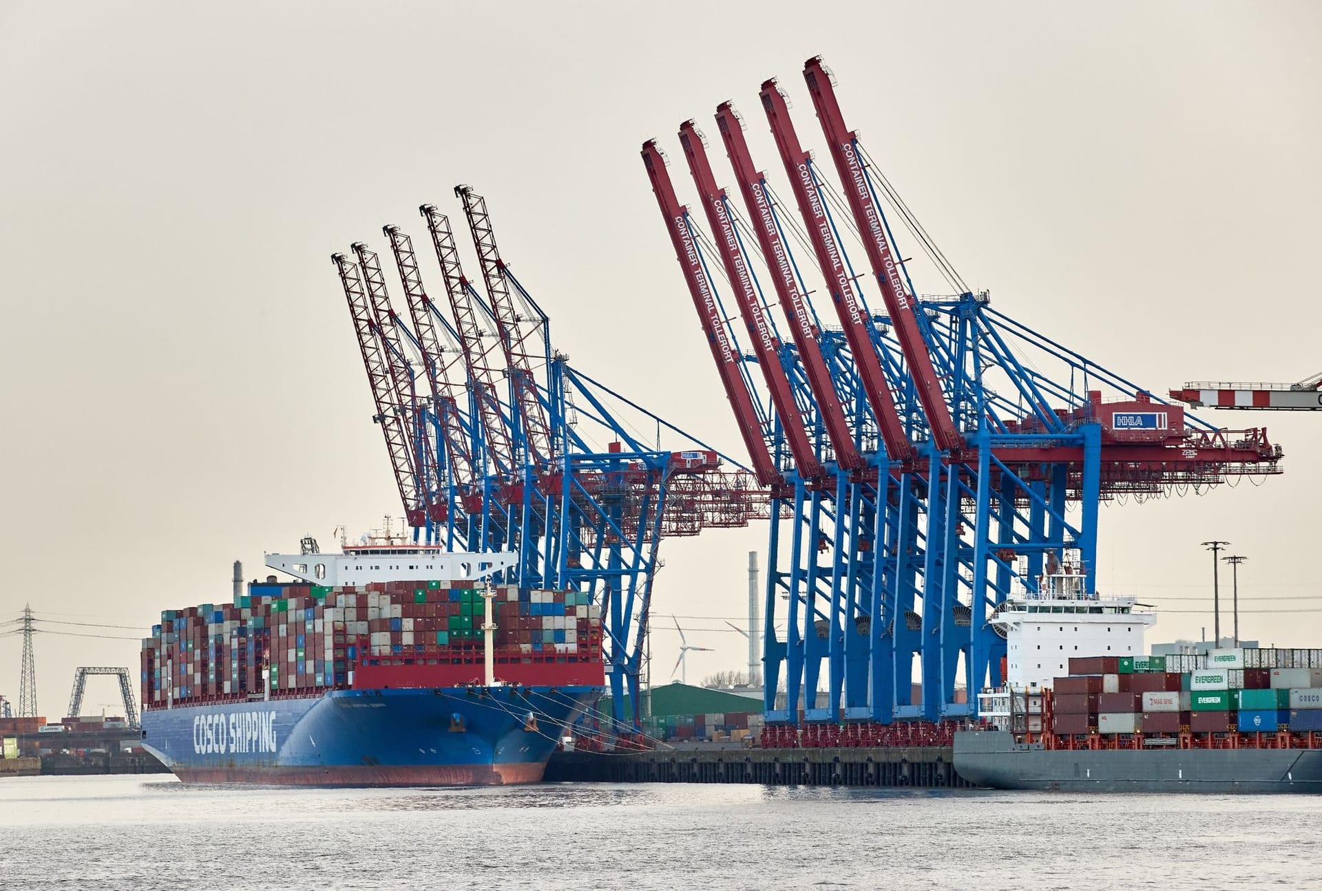 Ein Containerschiff liegt am Containerterminal Tollerort: Die chinesische Reederei Cosco will 35 Prozent des Terminals übernehmen.