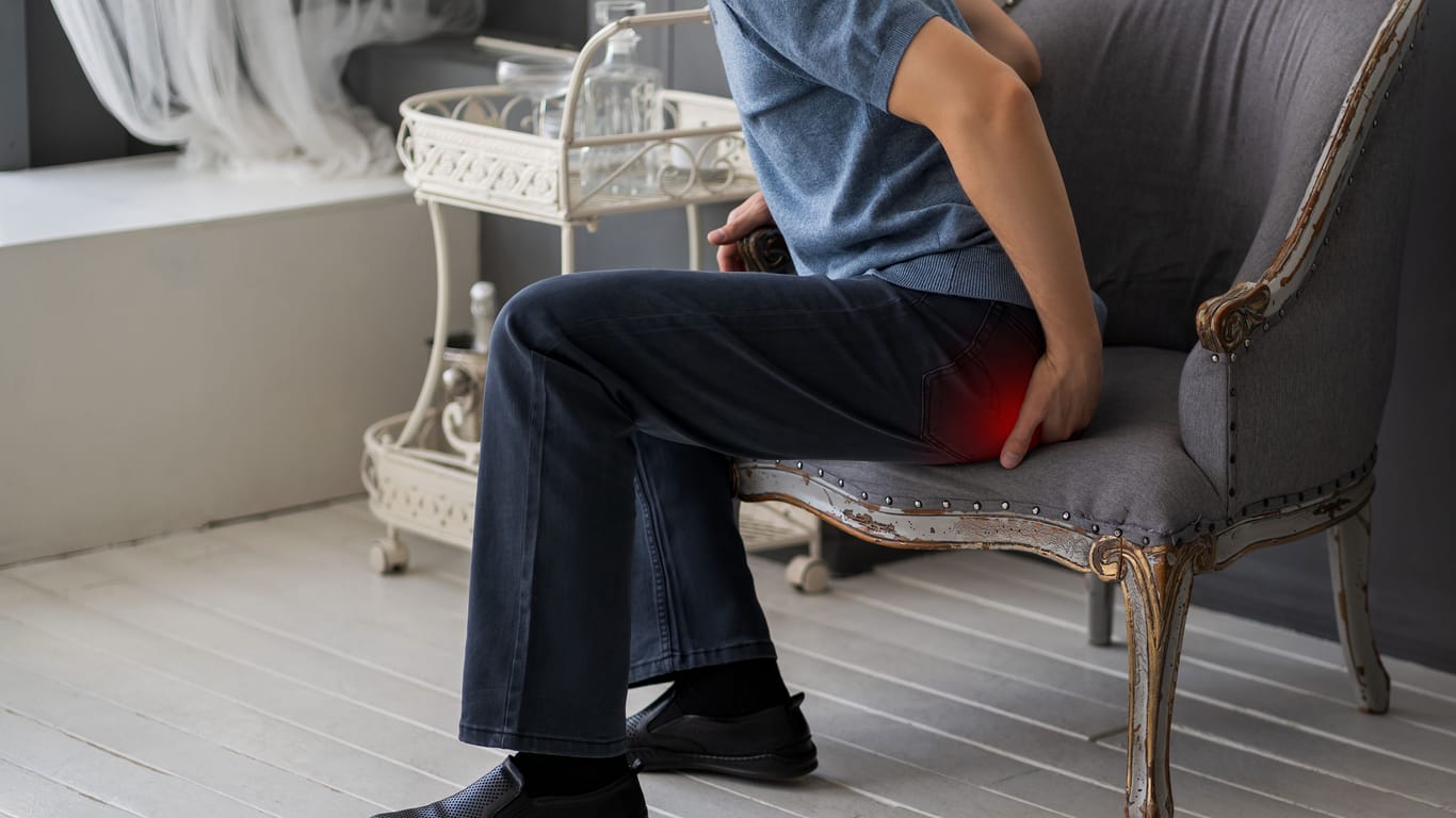 Eine akute Steißbeinfistel geht häufig mit starken Schmerzen einher, etwa beim Sitzen oder Liegen. Trägt Ausdrücken zu einer Besserung bei?