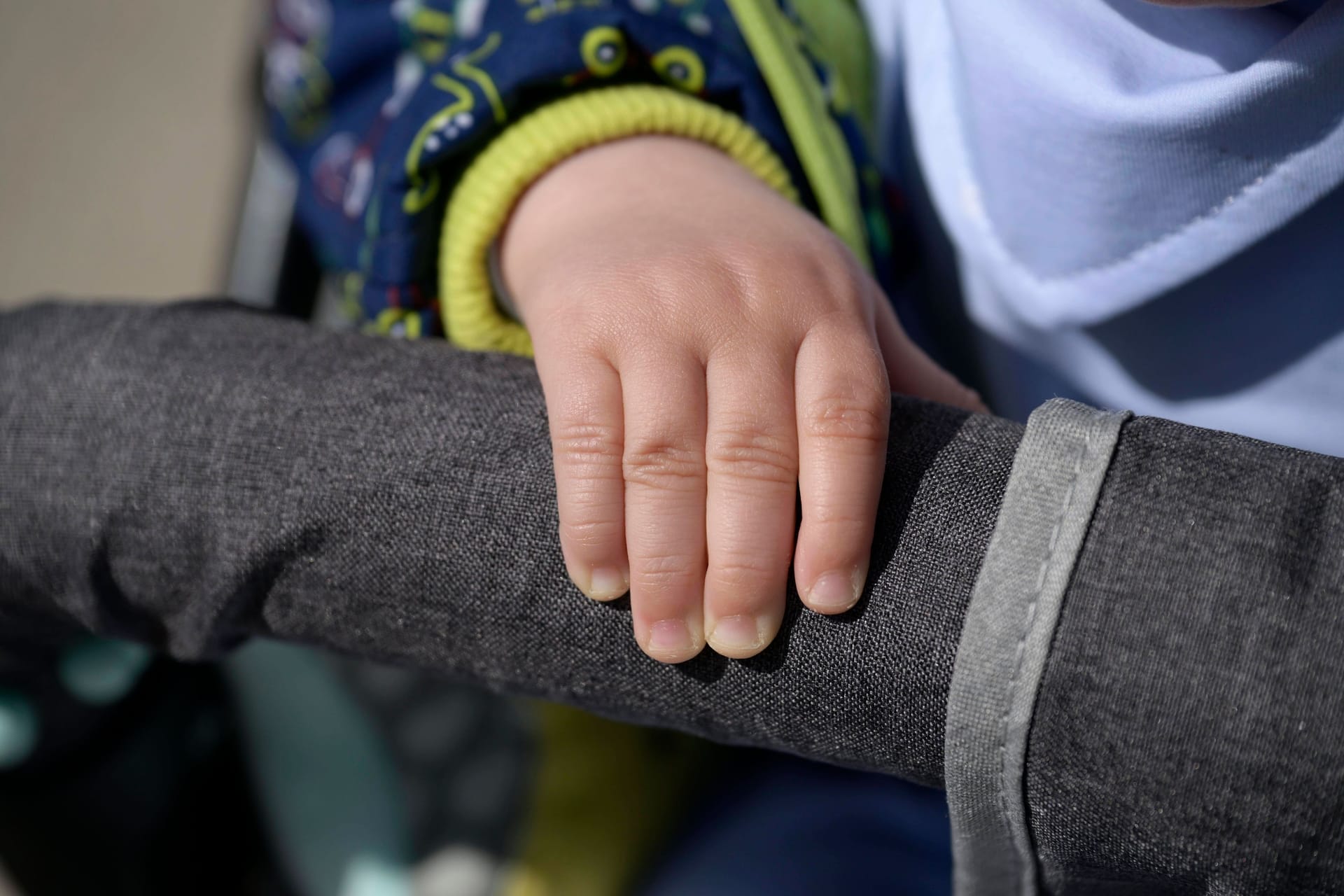 Die Hand eines Säuglings in einem Kinderwagen (Symbolbild): In einem Leipziger Einkaufszentrum ist ein Säugling verschwunden.