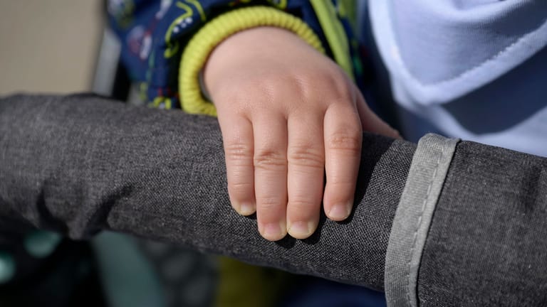 Die Hand eines Säuglings in einem Kinderwagen (Symbolbild): In einem Leipziger Einkaufszentrum ist ein Säugling verschwunden.