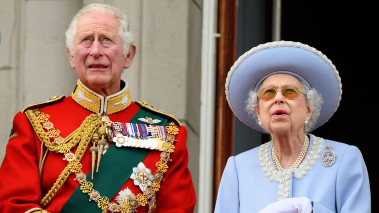 Queen Elizabeth II. im Juni neben ihrem Sohn Charles: Nach ihrem Tod erbt er ein Millionenvermögen – steuerfrei.
