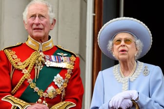 Queen Elizabeth II. im Juni neben ihrem Sohn Charles: Nach ihrem Tod erbt er ein Millionenvermögen – steuerfrei.