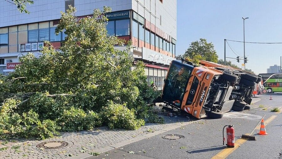 Umgekippter Müllwagen: Das Fahrzeug musste von der Feuerwehr aufgerichtet werden. Umgekippter Müllwagen: Das Fahrzeug musste von der Feuerwehr aufgerichtet werden.