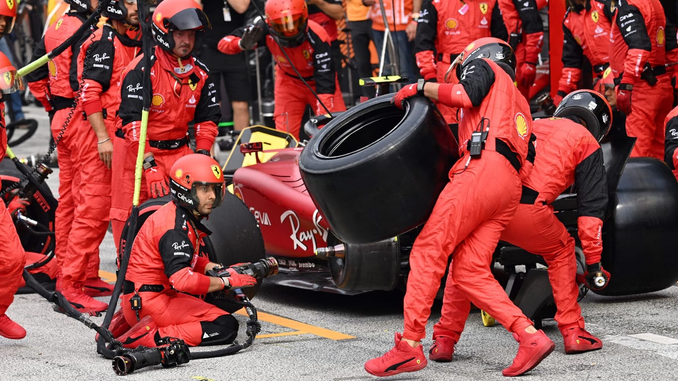 Ein Ferrari-Mechaniker bringt den fehlenden Reifen.