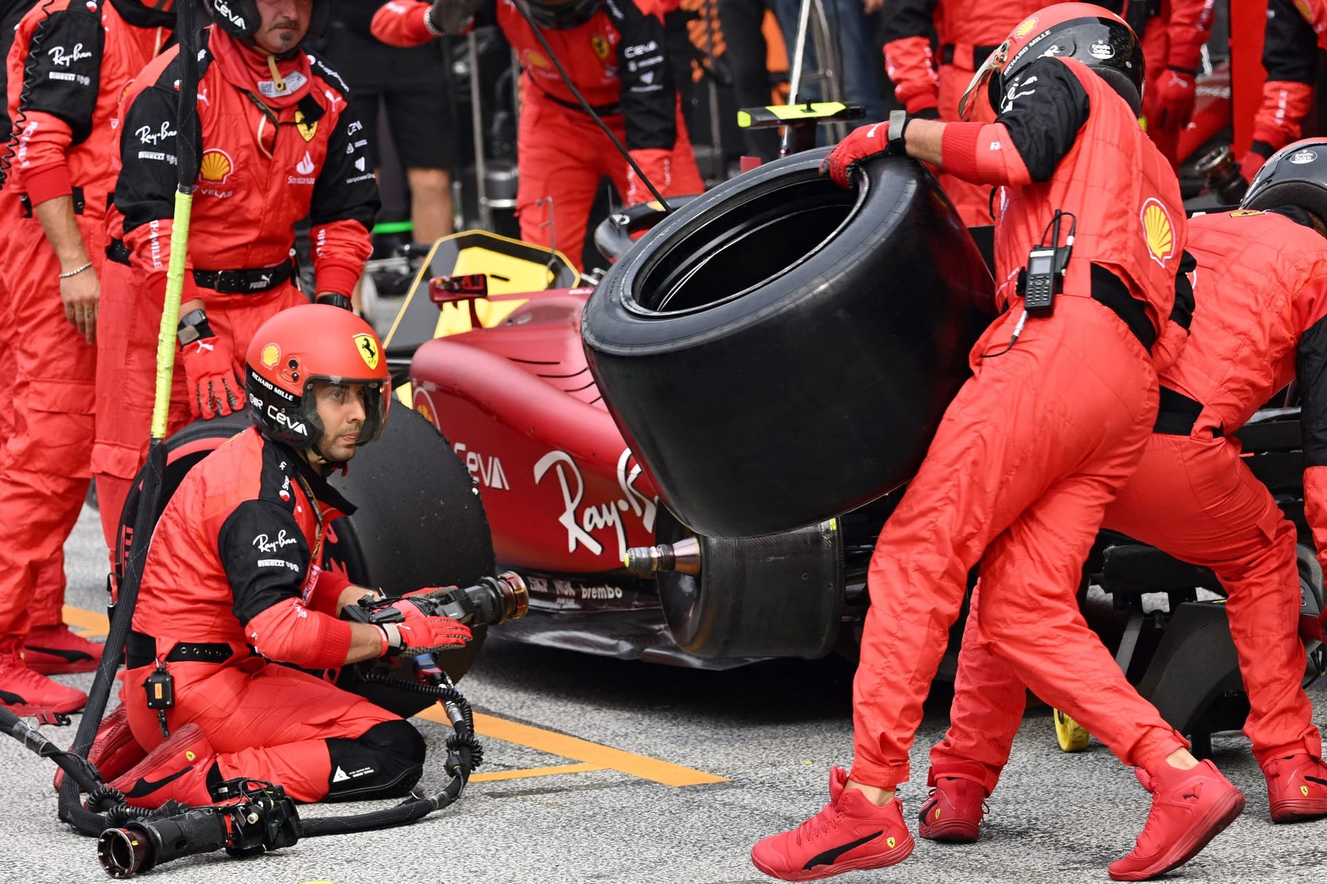 Ein Ferrari-Mechaniker bringt den fehlenden Reifen.