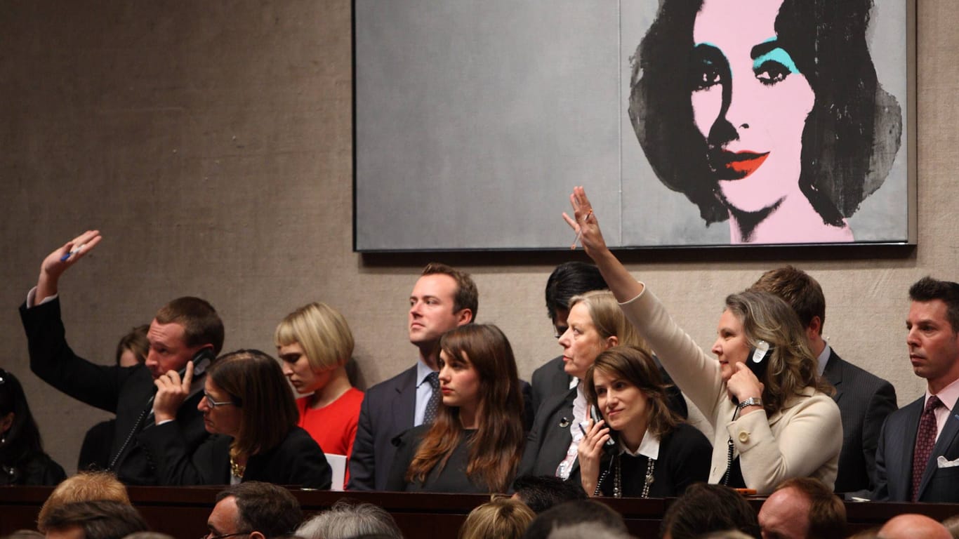 Auktion bei Christie's: Potenzielle Käufer bieten auf das Bild "Silver Liz" von Andy Warhole.