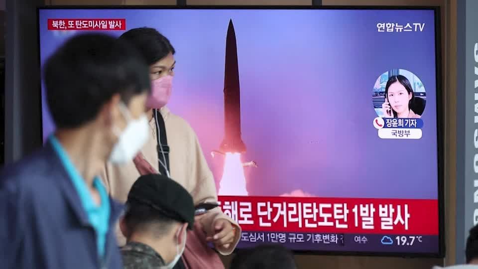 Passanten gehen an einem Fernsehschirm in Südkorea vorbei, auf dem ein Raketentest des Nachbarlands verkündet wird.