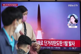 Passanten gehen an einem Fernsehschirm in Südkorea vorbei, auf dem ein Raketentest des Nachbarlands verkündet wird.
