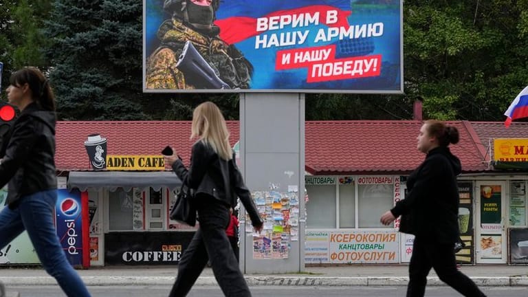 Werbung der russischen Armee im vom Russland besetzten Teil von Luhansk: Es steht "Wir glauben in unsere Armee und in unseren Sieg" auf dem Schild.