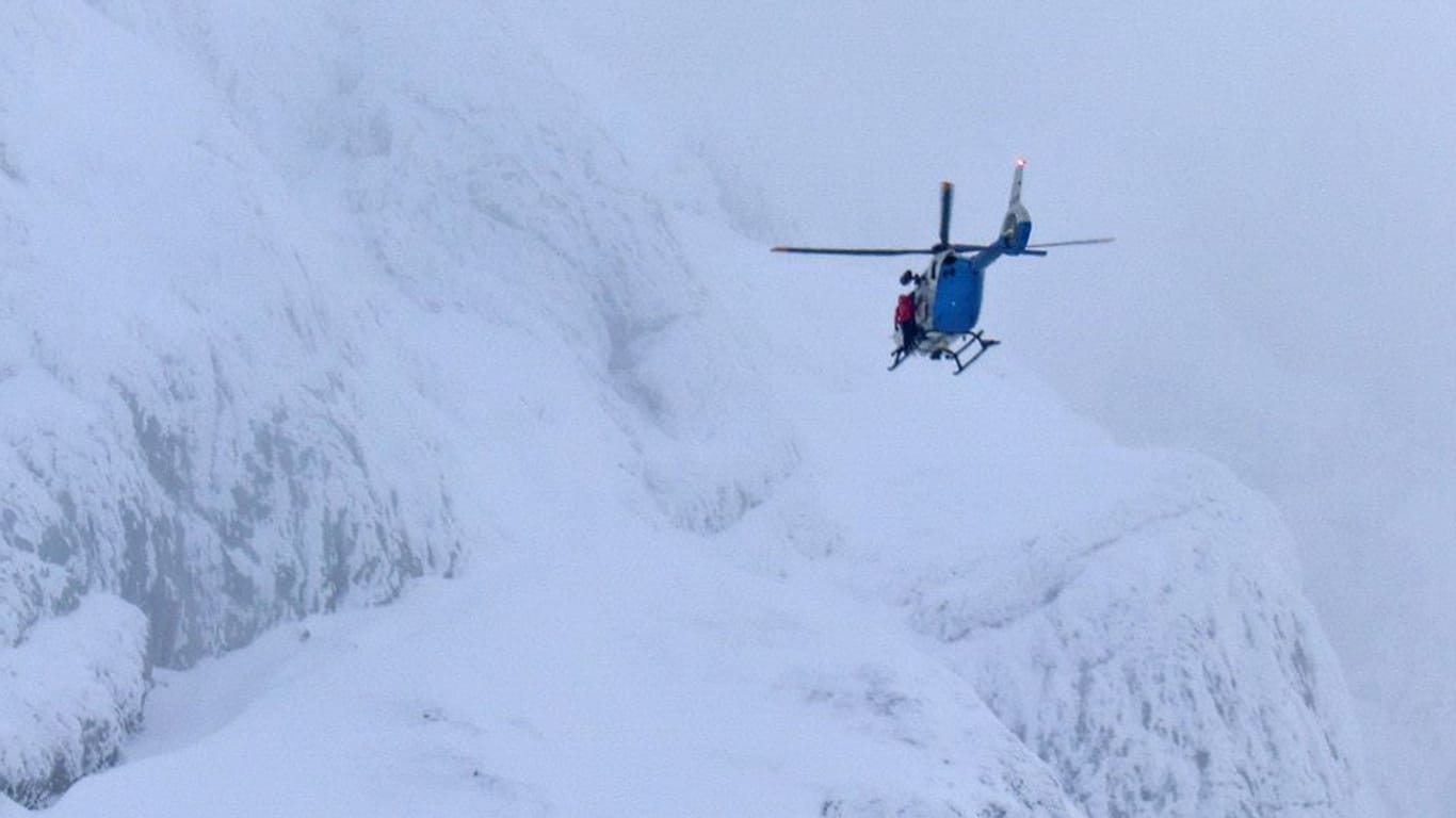 Lebensgefährliche Suche mit dem Hubschrauber: Mit Sonden und auf Sichtflug fliegen die Retter immer wieder ganz nah an den Felsrand.