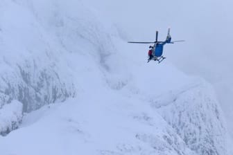 Lebensgefährliche Suche mit dem Hubschrauber: Mit Sonden und auf Sichtflug fliegen die Retter immer wieder ganz nah an den Felsrand.