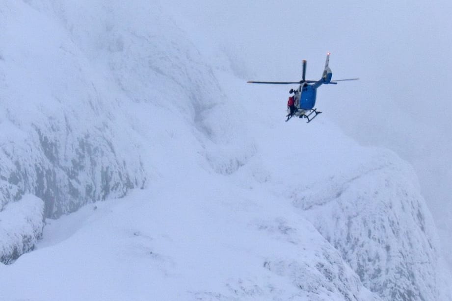 Lebensgefährliche Suche mit dem Hubschrauber: Mit Sonden und auf Sichtflug fliegen die Retter immer wieder ganz nah an den Felsrand.