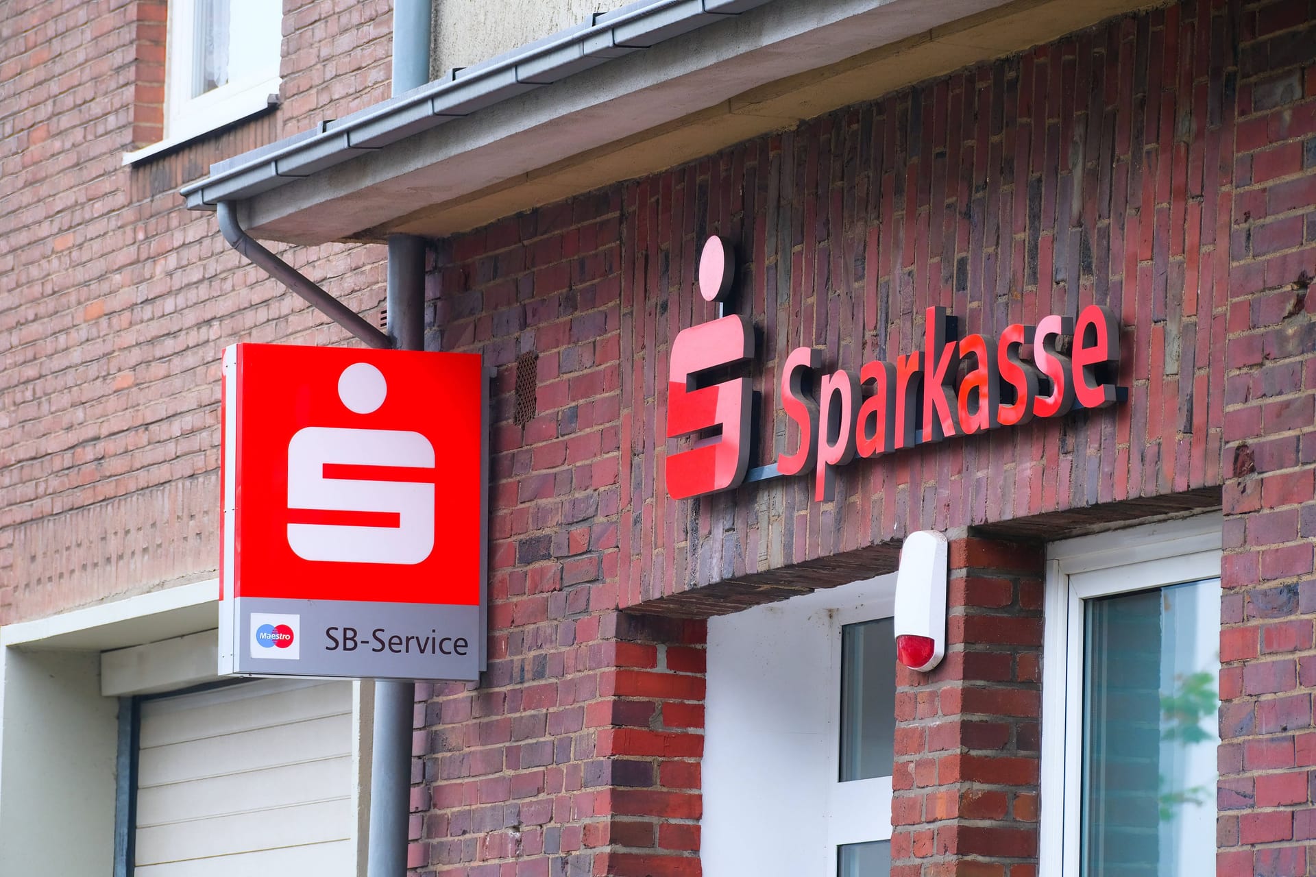 Filiale einer Sparkasse in Düsseldorf (Symbolbild): Knapp eine Million Euro verschwanden aus dem Tresorraum.