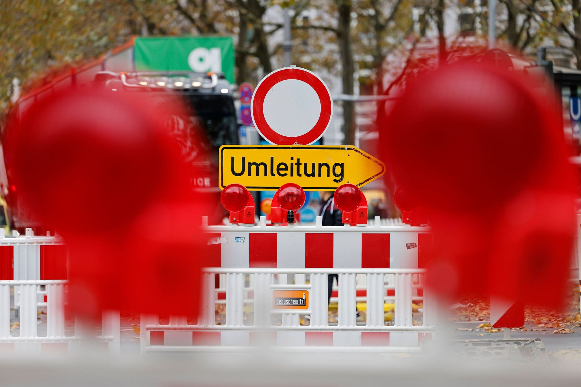 Verkehrsschilder und Absperrungen an einer Baustelle (Symbolbild): Die Bauarbeiten sollen bis Ende 2022 dauern.