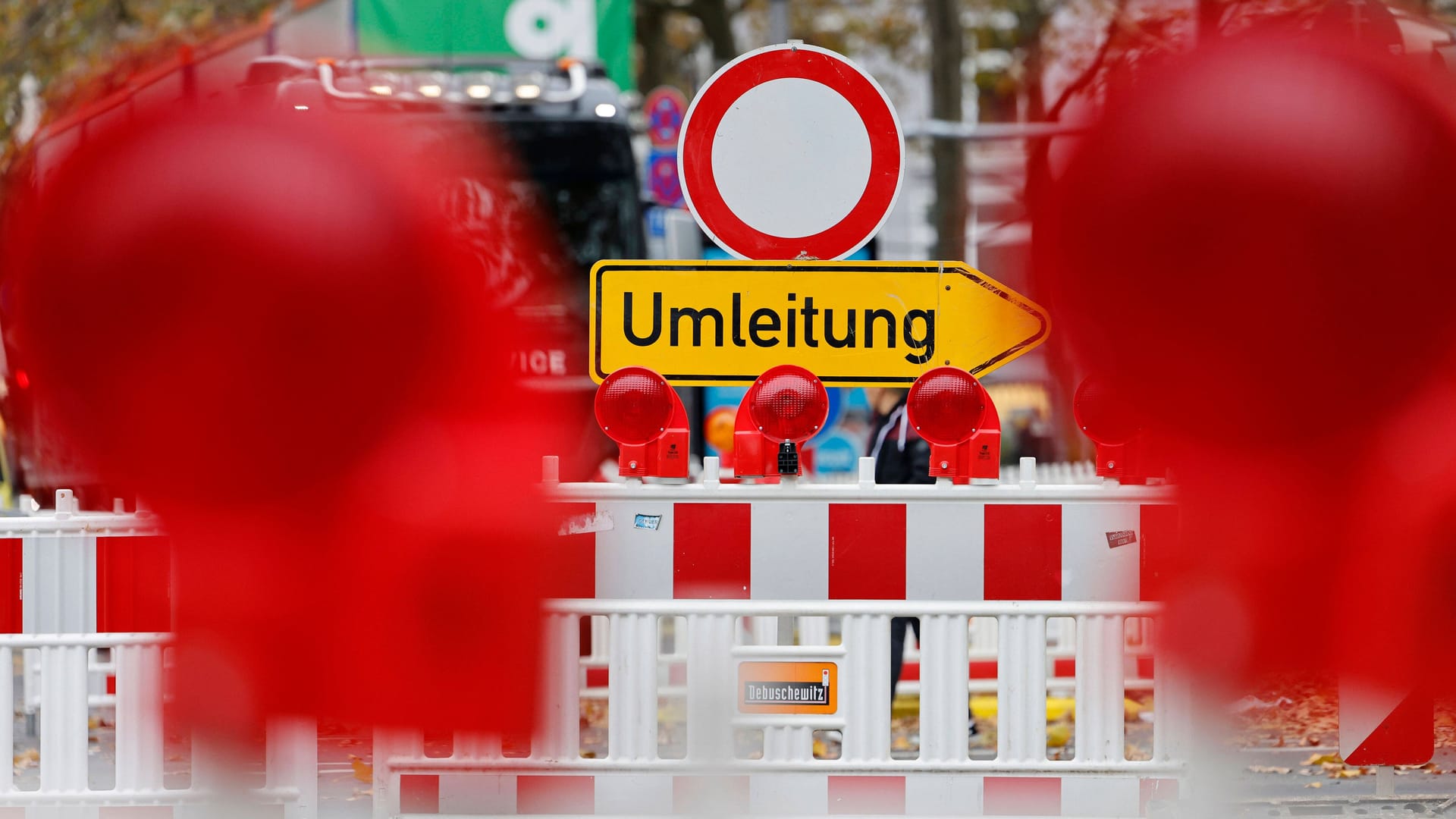 Verkehrsschilder und Absperrungen an einer Baustelle (Symbolbild): Die Bauarbeiten sollen bis Ende 2022 dauern.