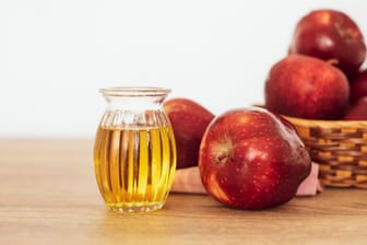 Apfelessig ist ein altbewährtes Hausmittel in der Kosmetik, Küche und im Haushalt.