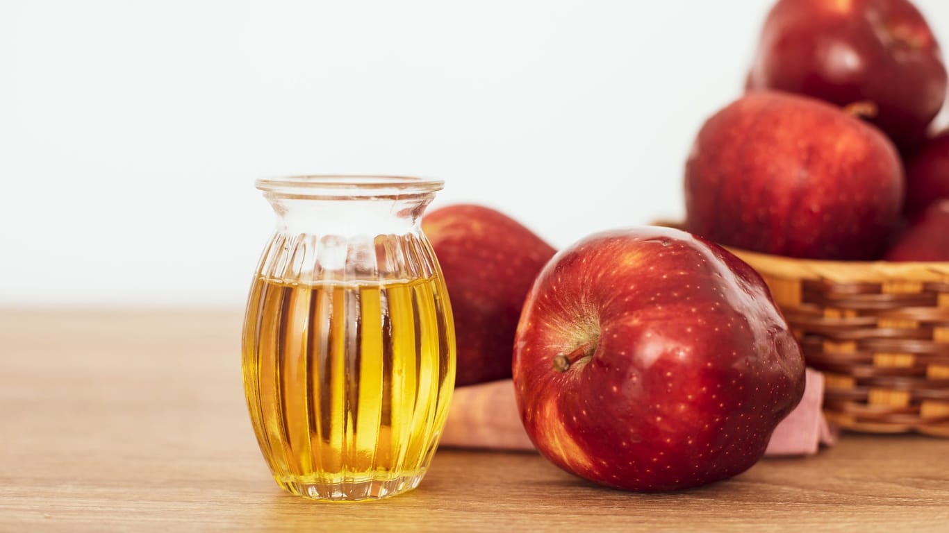 Apfelessig ist ein altbewährtes Hausmittel in der Kosmetik, Küche und im Haushalt.