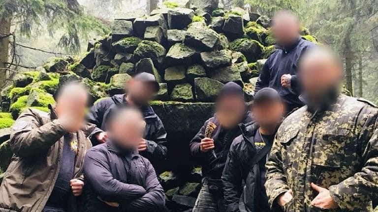 "Nordbund": Ein Ex-Soldat mit besten Verbindungen in die Neonazi- und die Rocker-Szene sammelt Kampfsportler und Soldaten um sich, ein Personenschützer der Bundeswehr ist enger Vertrauter.