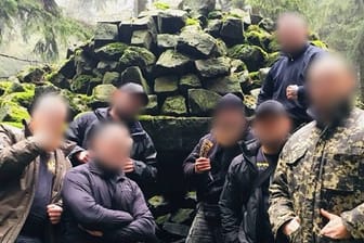 "Nordbund": Ein Ex-Soldat mit besten Verbindungen in die Neonazi- und die Rocker-Szene sammelt Kampfsportler und Soldaten um sich, ein Personenschützer der Bundeswehr ist enger Vertrauter.