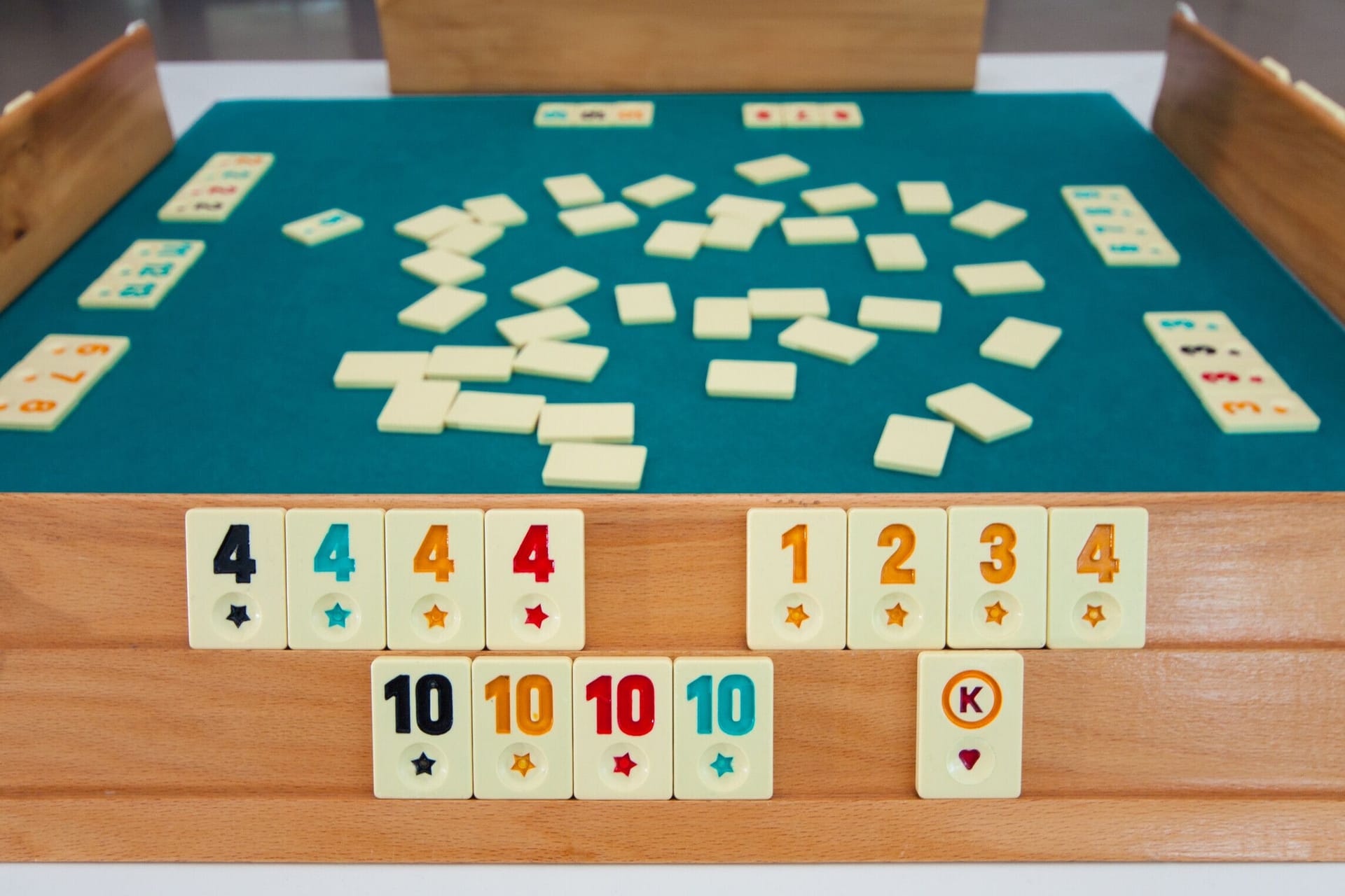 Rummikub - Spielfeld mit eigenen und ausgelegten Spielsteinen