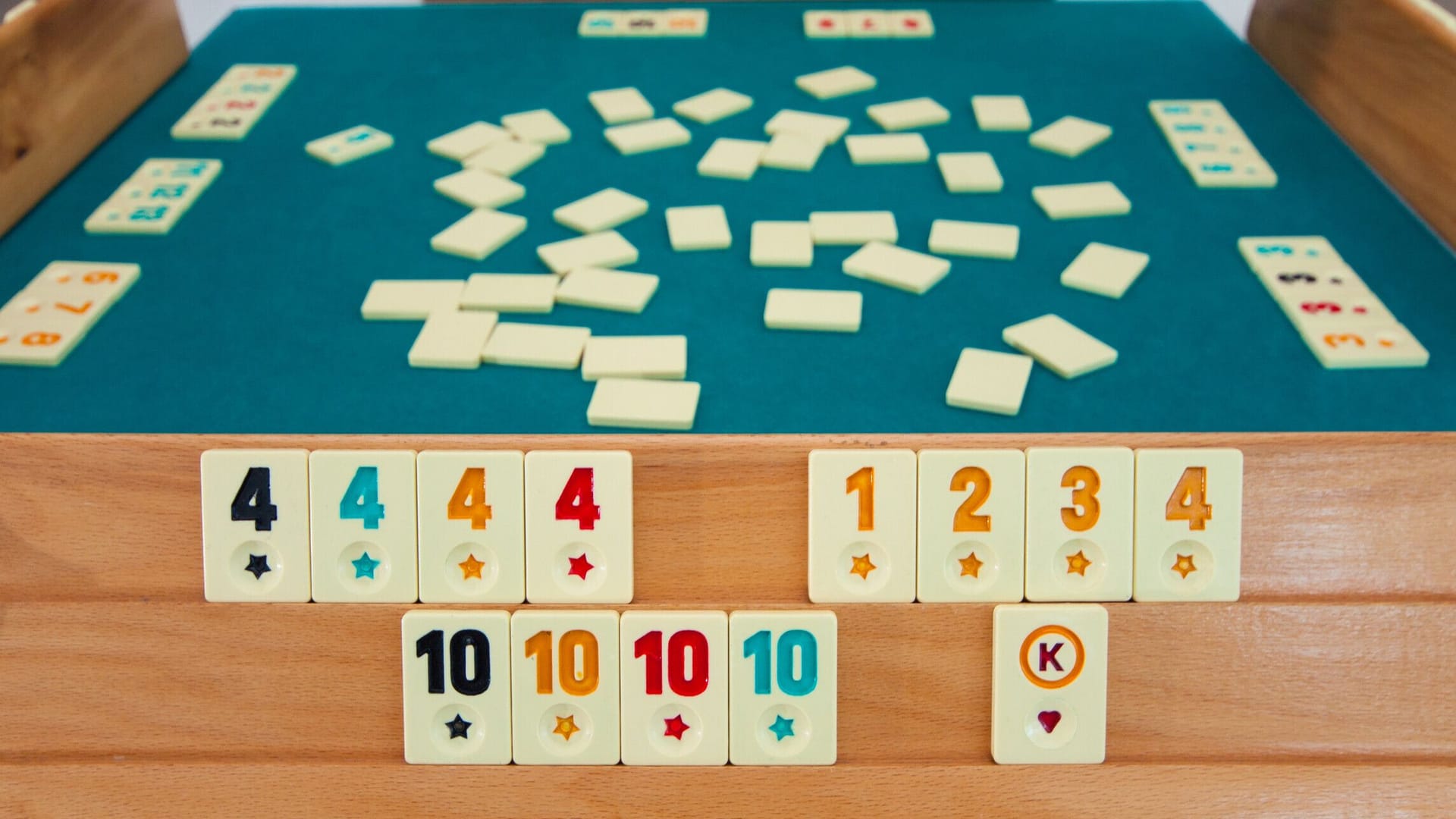 Rummikub - Spielfeld mit eigenen und ausgelegten Spielsteinen