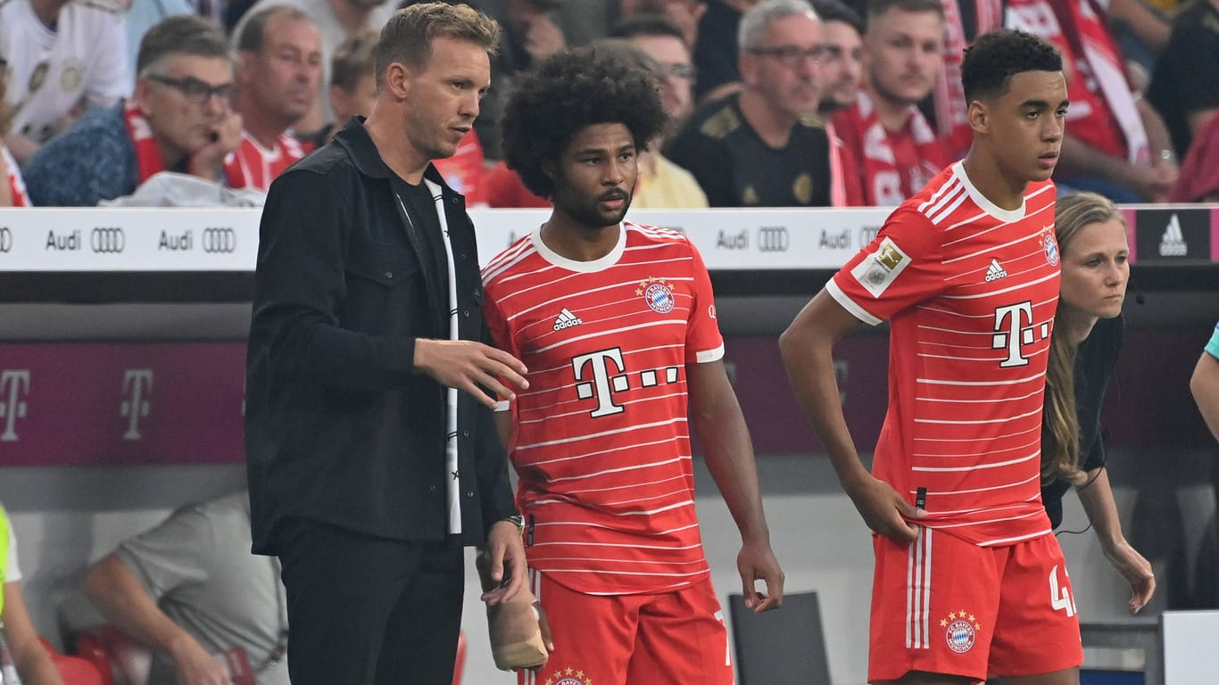 Julian Nagelsmann, Serge Gnabry und Jamal Musiala (v.l.): Auf den Bayern-Trainer und seine Profis kommen jetzt Woche für Woche harte Entscheidungen zu.