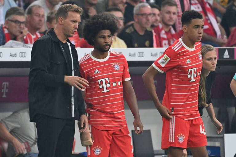 Julian Nagelsmann, Serge Gnabry und Jamal Musiala (v.l.): Auf den Bayern-Trainer und seine Profis kommen jetzt Woche für Woche harte Entscheidungen zu.