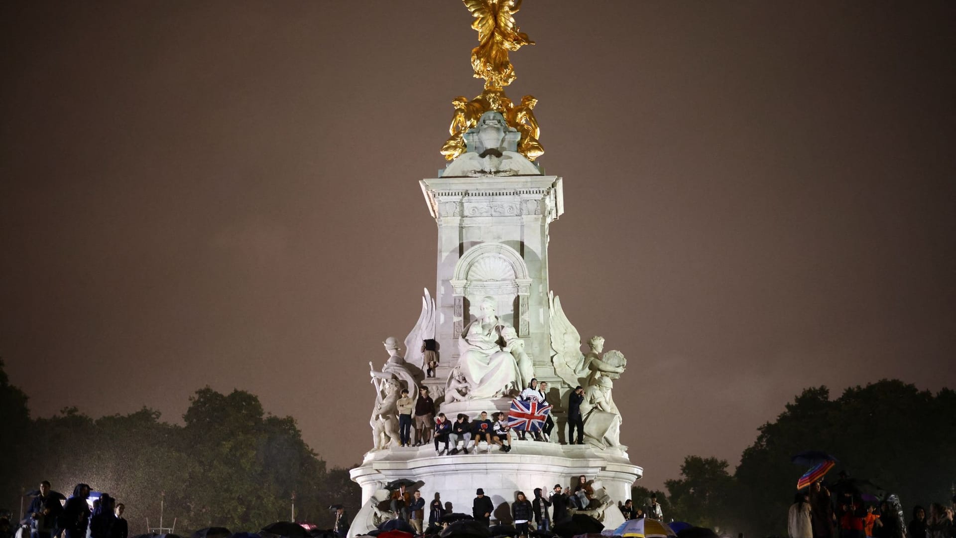 Menschen versammeln sich vor dem Buckingham Palace, um der verstorbenen Queen ihren Respekt zu zollen.