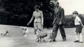 1955: Königin Elizabeth II. und ihre Familie auf ihrem Anwesen in Balmoral. Immer dabei: Die Vierbeiner.