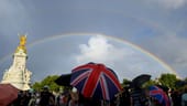 Ein Regenbogen erscheint am Buckingham Palace, wo viele sich von Königin Elizabeth verabschieden.