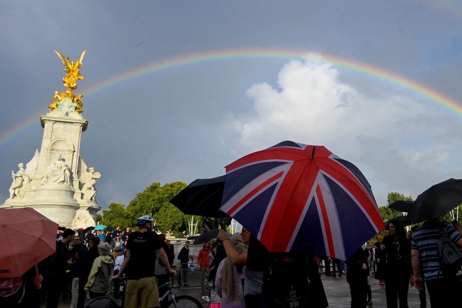 Ein Regenbogen erscheint am Buckingham Palace, wo viele sich von Königin Elizabeth verabschieden.