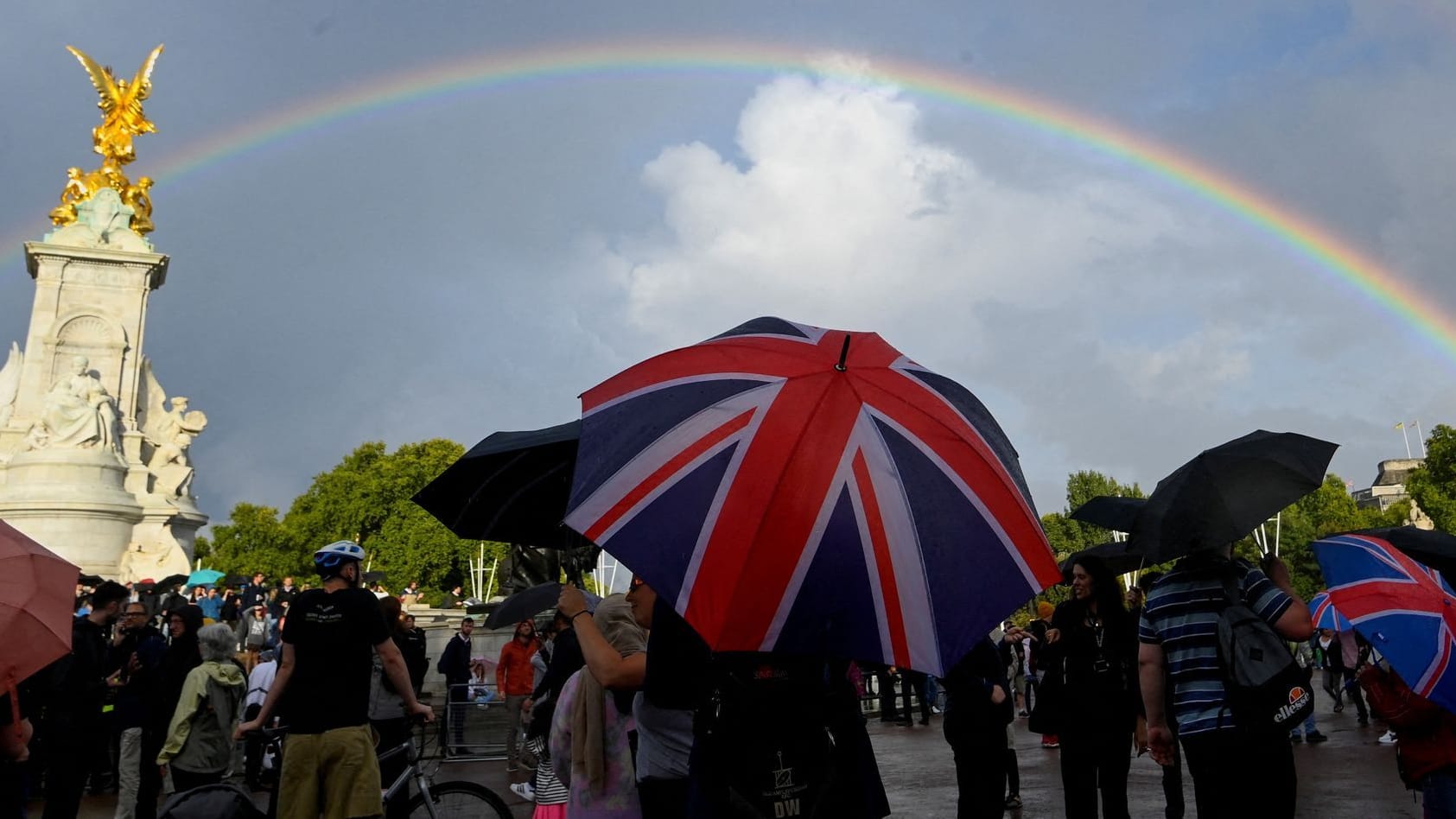 Ein Regenbogen erscheint am Buckingham Palace, wo viele sich von Königin Elizabeth verabschieden.